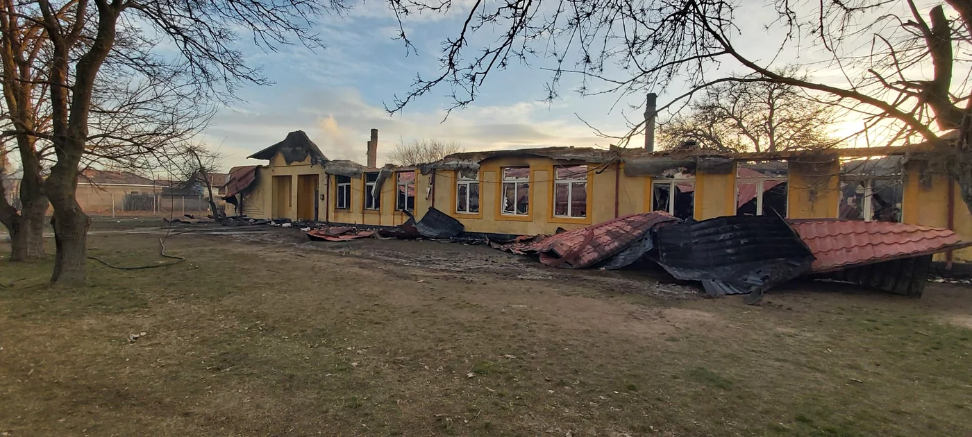 Din școală au mai rămas în picioare doar câteva ziduri FOTO: ISU Olt