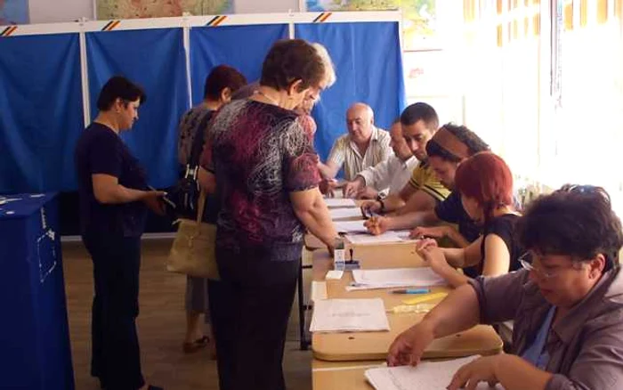 Nimeni nu pare surprins de numărul neobişnuit de mare de persoane care "au vizitat" judeţul Olt în ziua de 25 mai  (FOTO: Mugurel Manea)