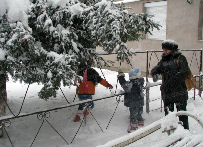 Iarna în România, coşmarul şoferilor, bucuria copiilor.