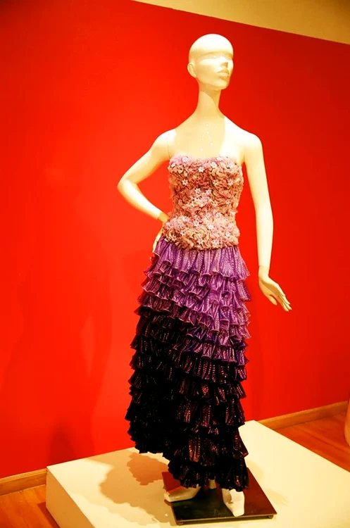 
    Dacă vezi rochiile pe stradă, nici nu ai spune că sunt făcute dintr-un material neobişnuitFoto: Facebook  