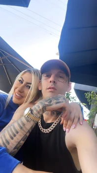 Aaron Carter, fratele mai mic al lui Nick Carter de la Backstreet Boys, și logodnica sa