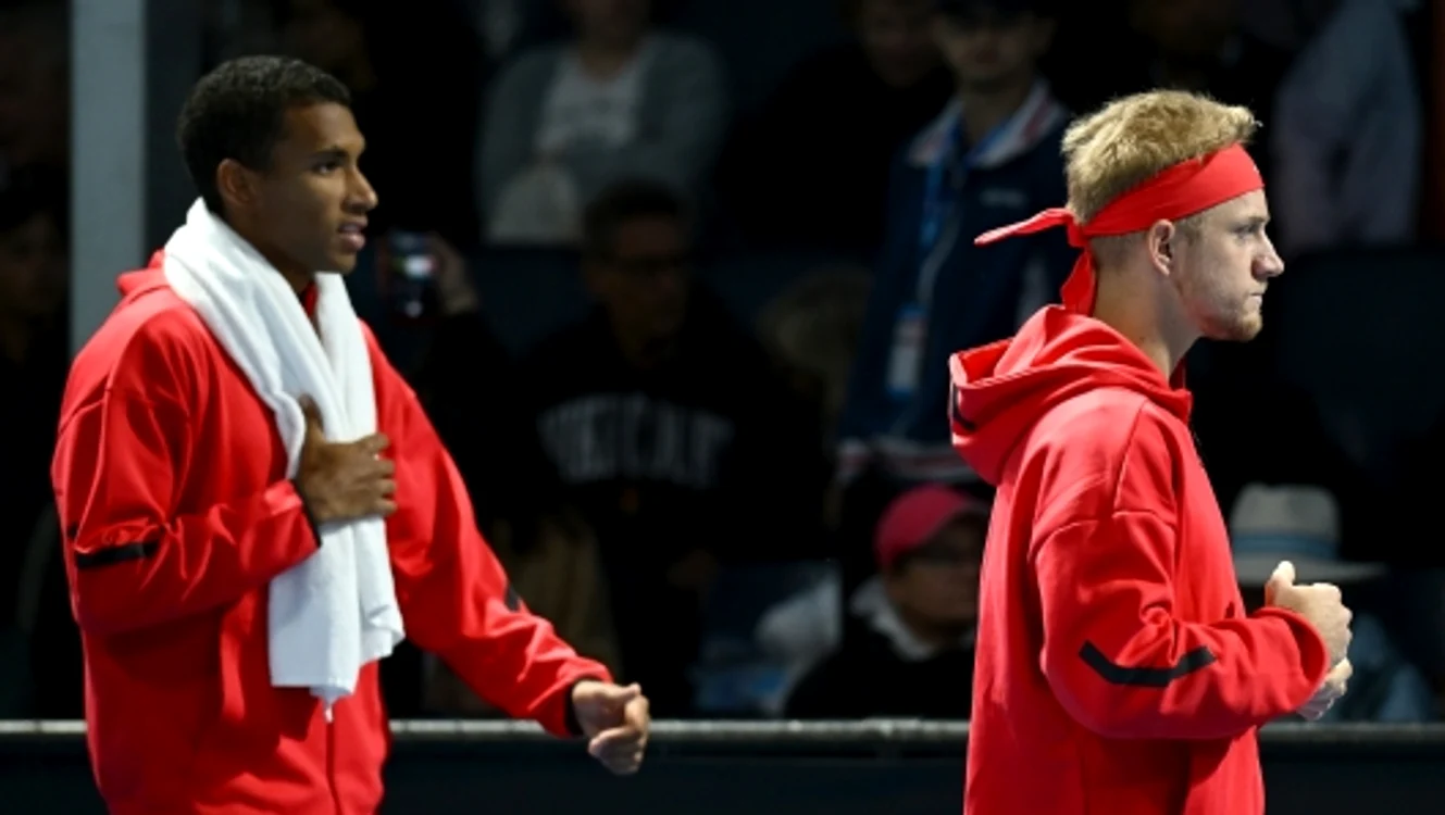 Aliassime, stânga, și Fokina se mută pe alt teren de joc