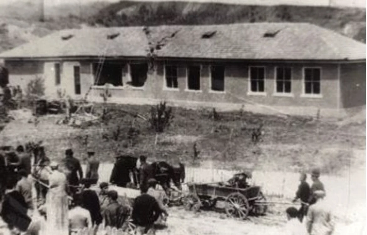Noul local al Şcolii din Lacul lui Baban, grav avariat în urma alunecărilor de teren din mai 1970, aşa cum arăta pe 20 mai 1970 – Foto C.Bălan 1970