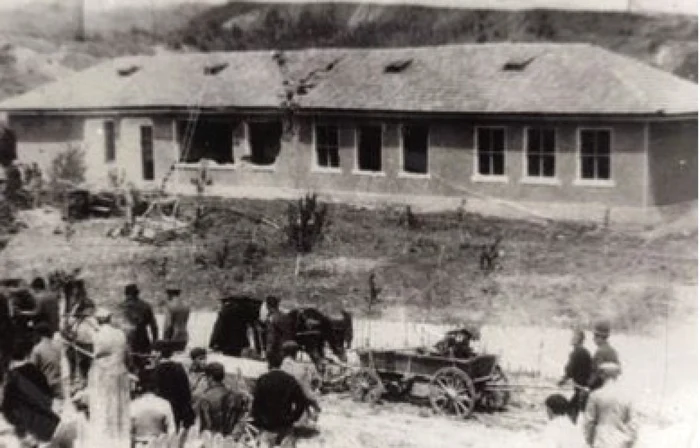 Noul local al Şcolii din Lacul lui Baban, grav avariat în urma alunecărilor de teren din mai 1970, aşa cum arăta pe 20 mai 1970 – Foto C.Bălan 1970