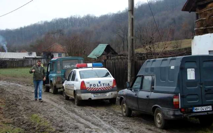 Poliţiştii la domiciliul bărbatului din Corcova FOTO IPJ Mehedinţi
