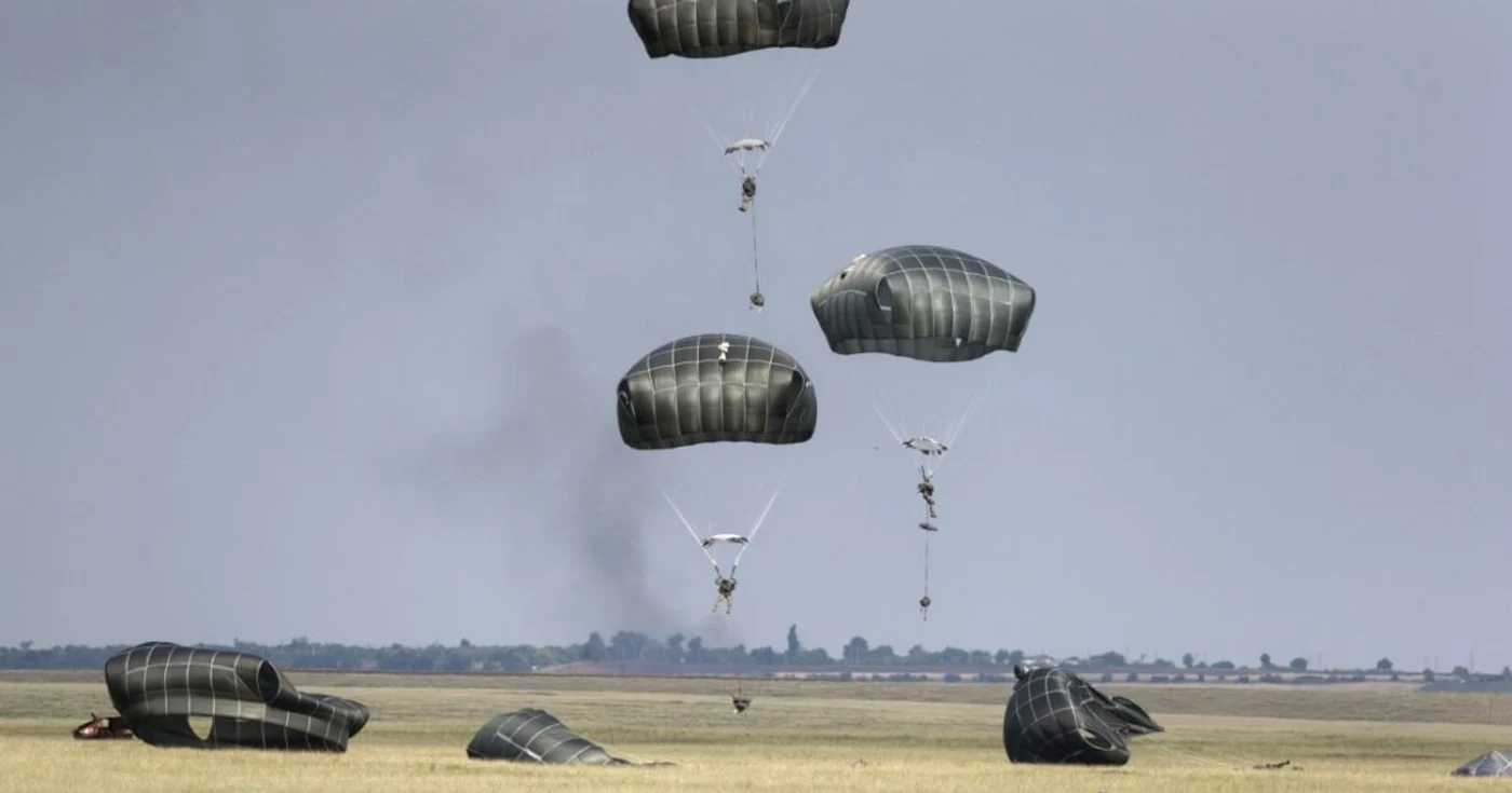 Soldaţi americani  aterizează în timpul exerciţiului aerian Swift Response 15 în poligonul Smârdan estul Romaâniei FOTO AP