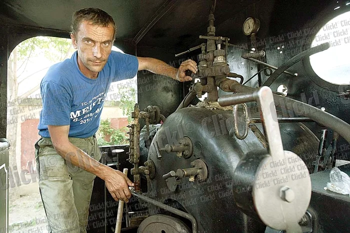 Bucureştenii se pot  plimba cu Mocăniţa  pe o distanţă de 150 m,  pe platoul dintre  Muzeul CFR şi gura de  metrou Basarab (Fotografii: Dorin Constanda)