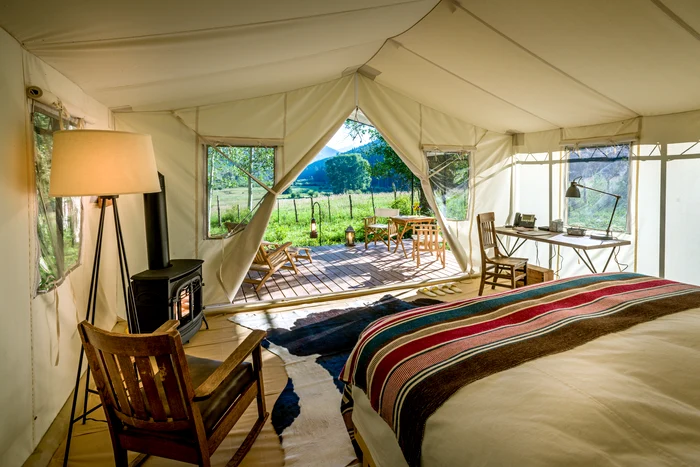 Tabăra de lux are mai multe cabane, corturi şi barăci