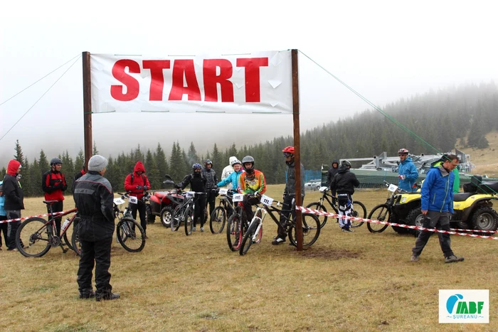 Bicicilştii la start pe muntele Şureanu