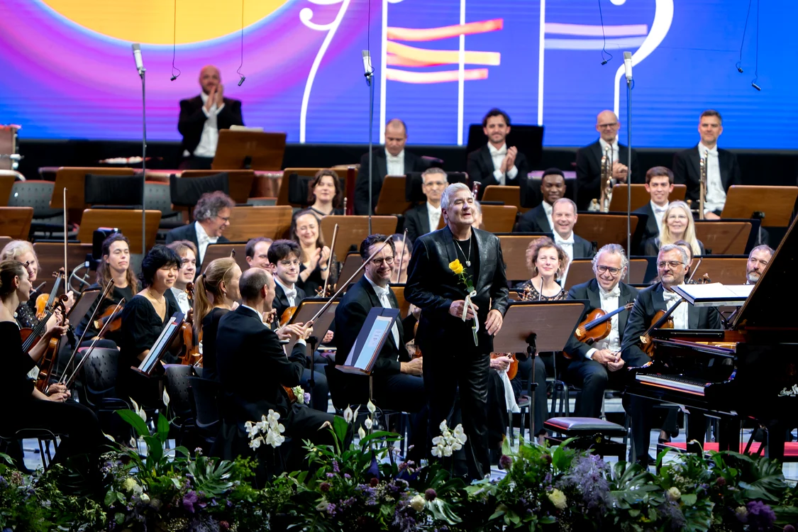 Jean-Yves Thibaudet şi al său trandafir galben la final de Saint-Saëns. Foto: Alex Damian