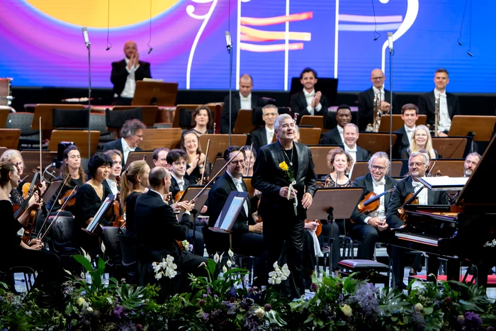 Jean-Yves Thibaudet şi al său trandafir galben la final de Saint-Saëns. Foto: Alex Damian