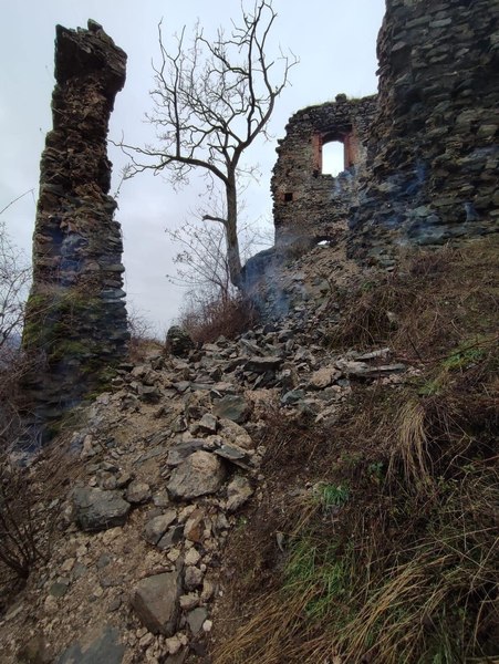 Cetatea inaccesibilă de la hotarul Banatului cu Transilvania, în pericol. Fortăreața medievală este un simbol al Lipovei