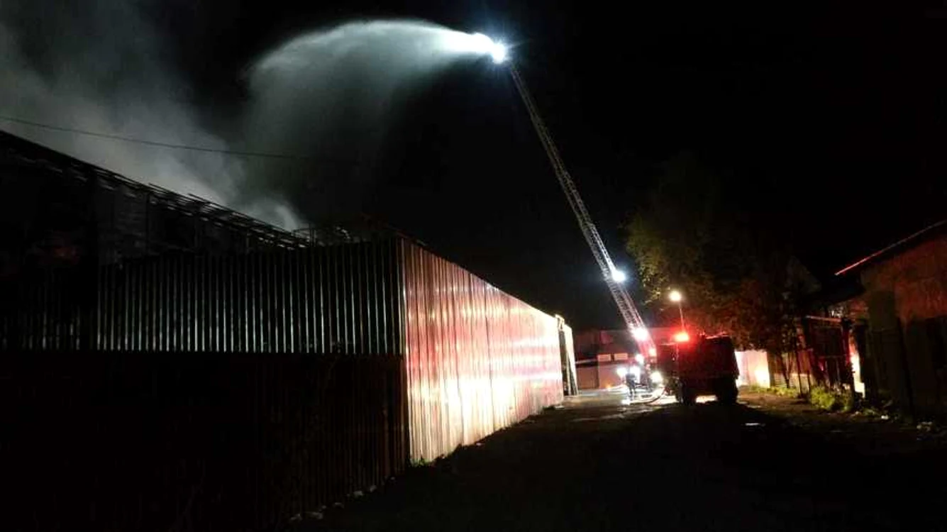
    Incendiul s-a extins pe o suprafaţă de 800 de metri pătraţifoto: news.ro  