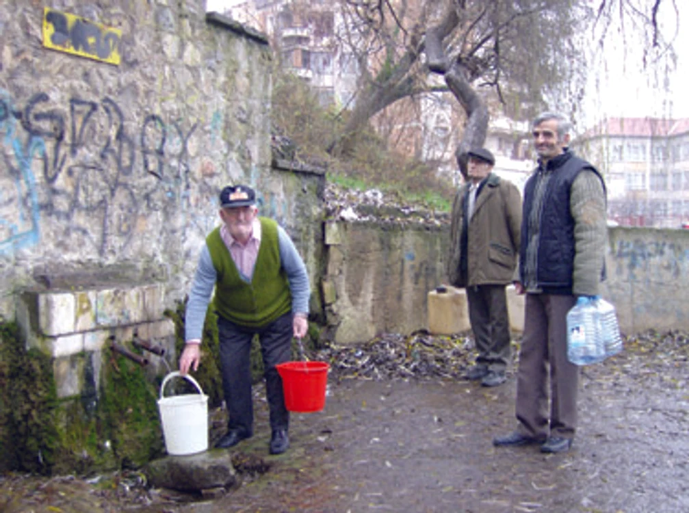 Oamenii cară apa necesară de la izvoarele din oraş