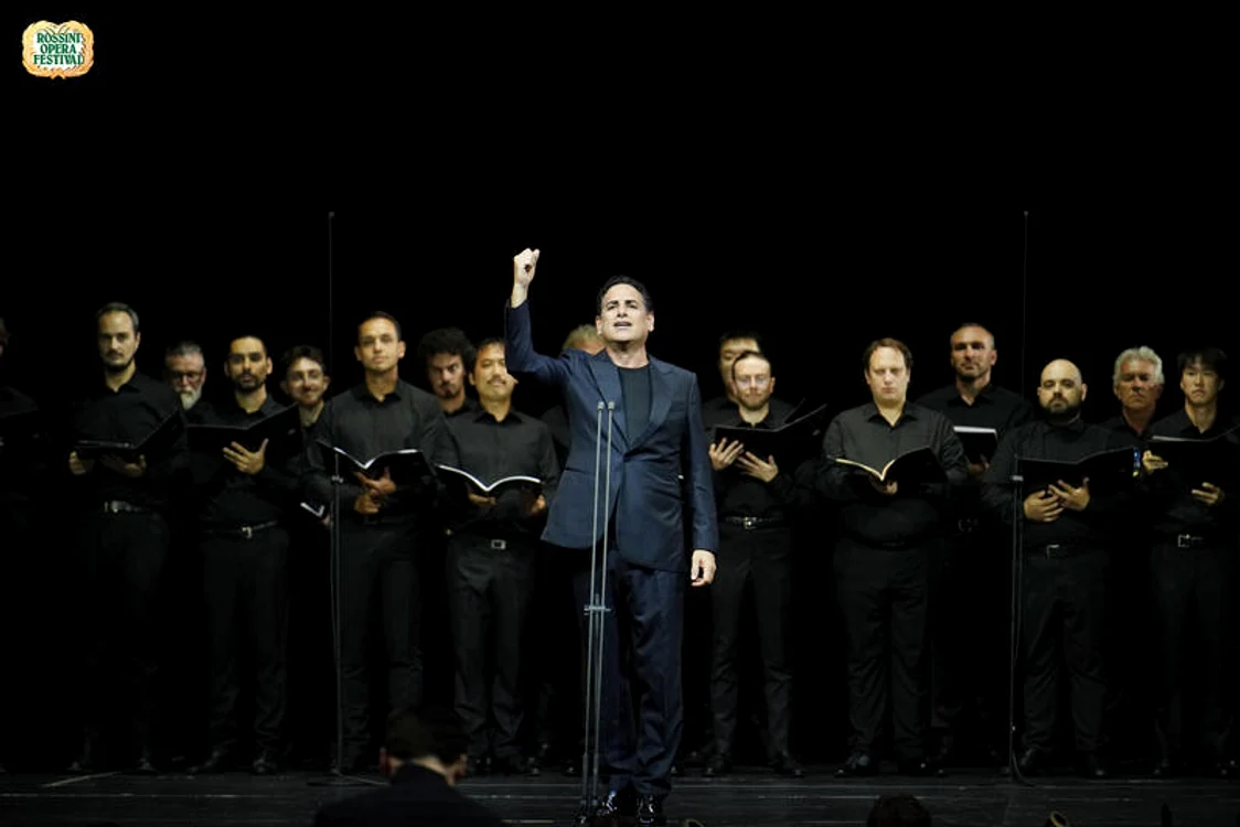 Juan Diego Flórez și membri ai Corului Ventidio Basso. Foto © Amati Bacciardi
