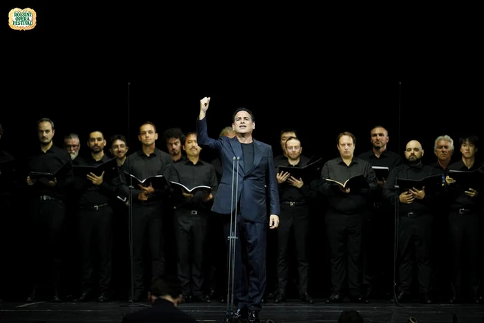 Juan Diego Flórez și membri ai Corului Ventidio Basso. Foto © Amati Bacciardi