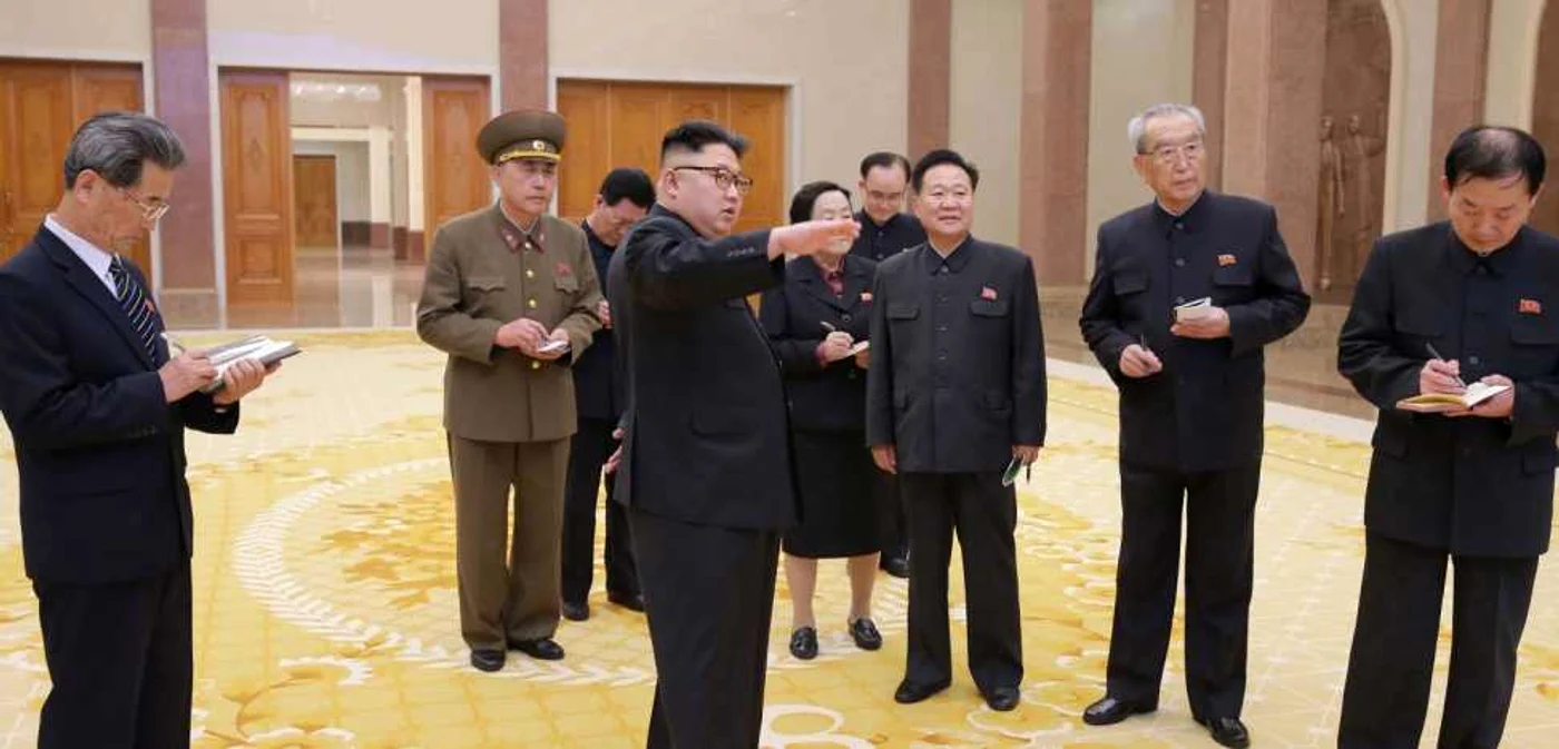 Liderul de la Phenian Kim Jong-un (centru) dând indicaţii privind redecorarea Muzeului Revoluţiei Foto:EPA