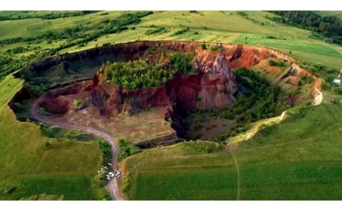 Imagine aeriană spectaculoasă a ultimului vulcan care a erupt în România. Foto: captură video youtube