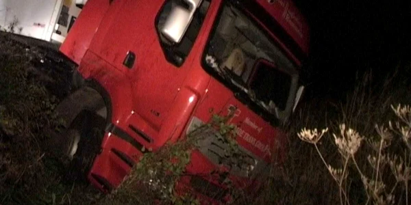 Târgovişte: Un tir s-a răsturnat la Moţăieni