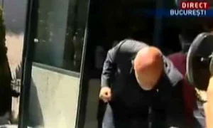 Garda de corp i a luat aparatul fotografului insistent  jpeg