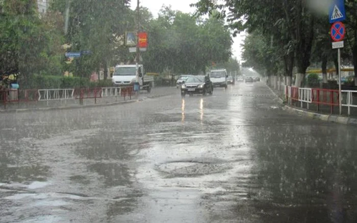 
    Ploi torențiale în București  