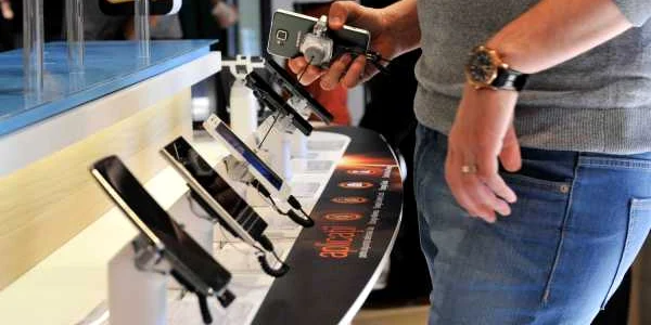 Magazin Orange client smartphone FOTO Mediafax / Dan Tautan