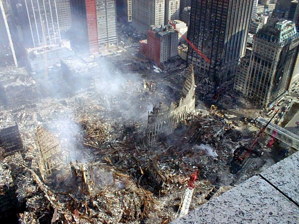 
    Așa arătau „Turnurile Gemene” din New York la finele zilei de 11 septembrie 2001foto: Wikipedia  