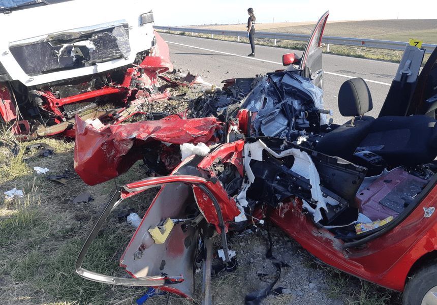 Accident rutier grav în județul Galați: o șoferiță a murit pe loc după ce a intrat cu mașina într-un TIR