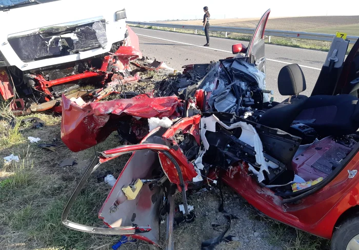 Mașina a fost strivită de tir FOTO: Poliția Galați 