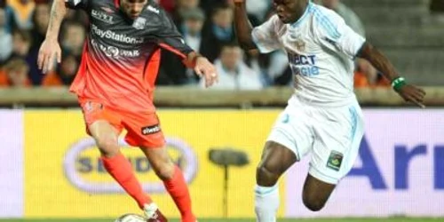 Taye Taiwo (dreapta) a câştigat duelul cu lyonezeul Anthony Reveiller