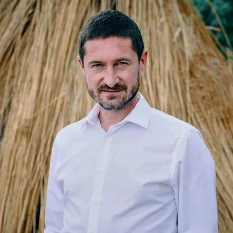 “Arhiepiscopului îi place spectacolul”, consideră teologul Bogdan Papacostea 