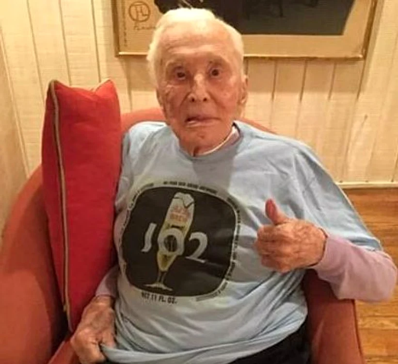 
    Kirk Douglas a avut parte de o petrecere pe cinste la împlinirea a 102 aniFoto: Instagram  