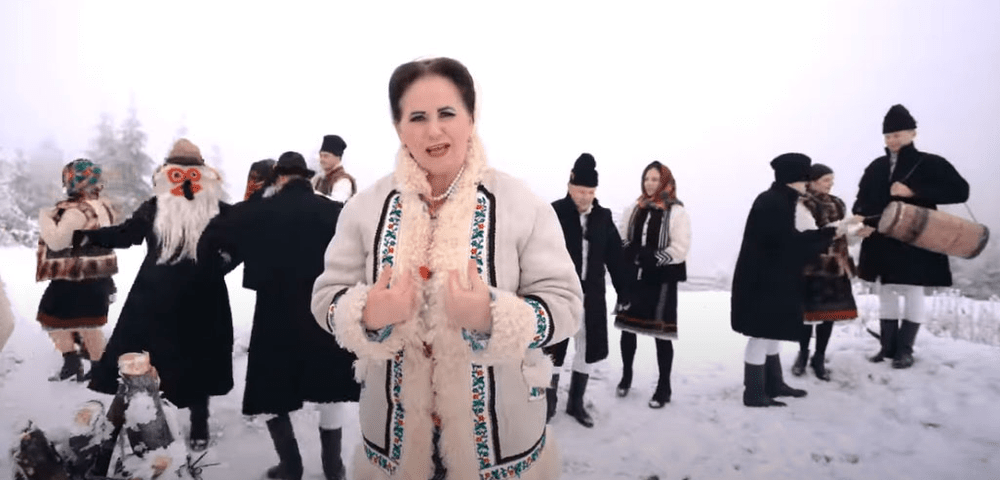 A apărut „Plugușorul Crizei”, o satiră a vremurilor actuale:  „Ne bate vântul prin oale, ei vor pensii speciale” VIDEO