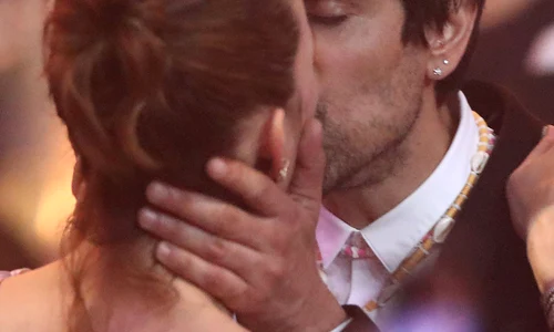 Exclusif   Milla Jovovich embrasse un mystérieux inconnu lors de la vente aux enchères de la soirée amfAR Gala Cannes 2018 à l'hôtel du Cap Eden Roc à Antibes jpeg