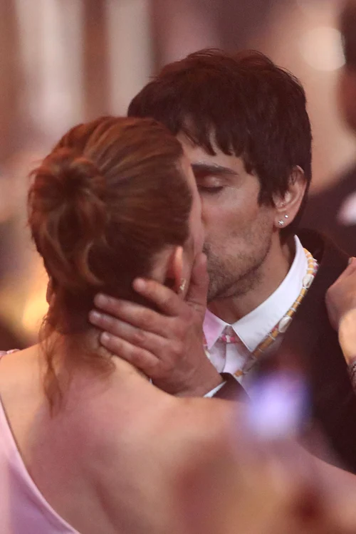 Exclusif Milla Jovovich embrasse un mystérieux inconnu lors de la vente aux enchères de la soirée amfAR Gala Cannes 2018 à l'hôtel du Cap Eden Roc à Antibes jpeg