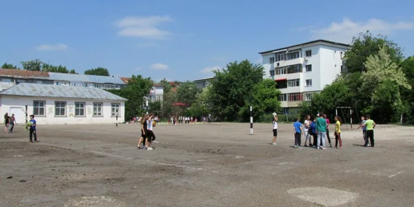 teren sport scoala 8 barlad