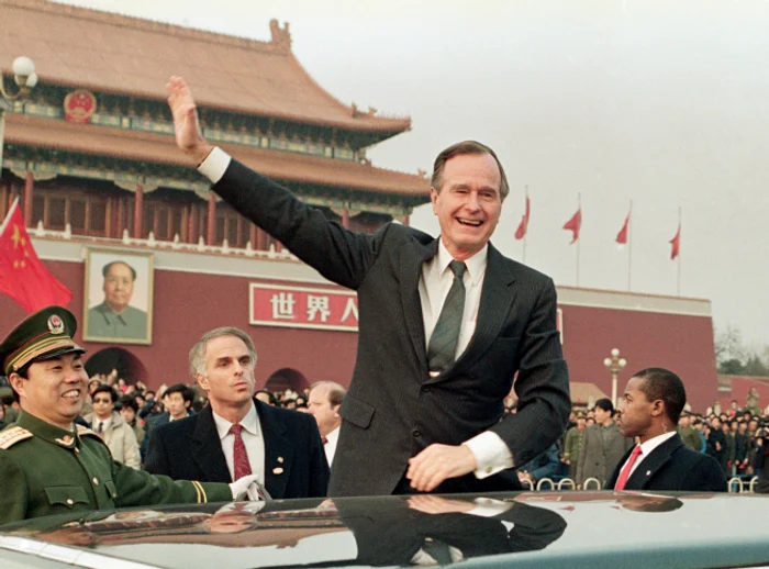 Președintele SUA George H.W. Bush face cu mâna mulțimii din Piața Tiananman din Beijing