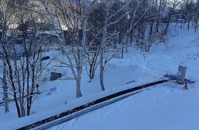 Un copil de 5 ani a murit după ce a fost prins în banda transportoare pentru schiori