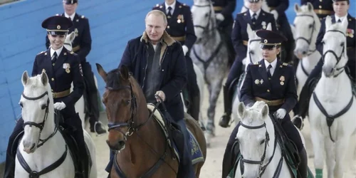 Preşedintele Rusiei Vladimir Putin vizitează primul Regiment de Poliţie Operativă sub conducerea principală a Moscovei din cadrul Ministerului de Interne al Rusiei în Moscova Rusia FOTO Profimedia Mikhail Metzel