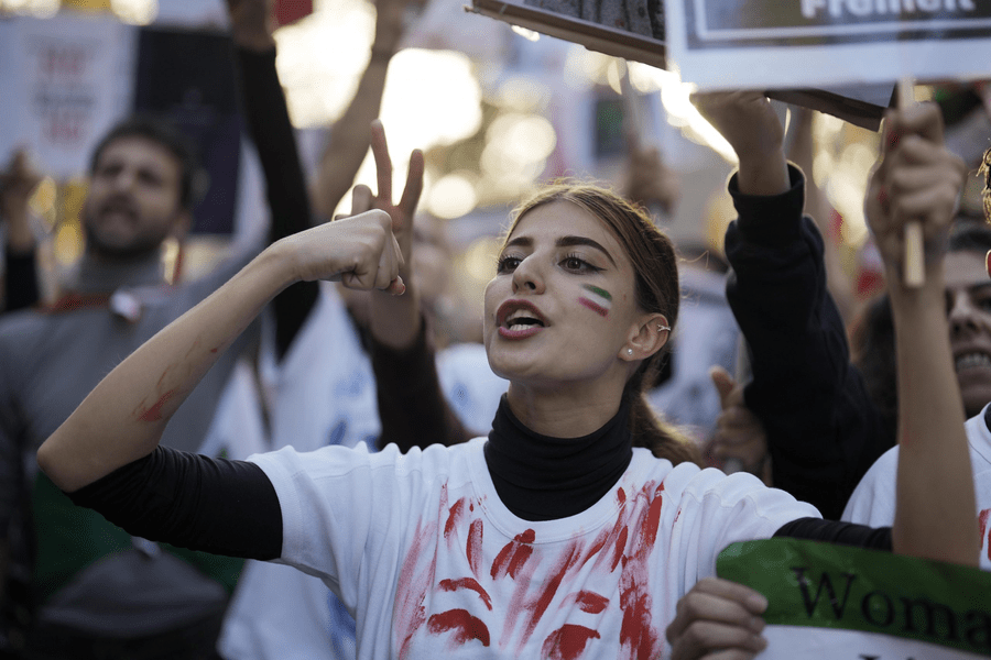 Cum sunt torturate femeile din închisorile iraniene. Legate de mâini și picioare, abuzate sexual de gardieni VIDEO