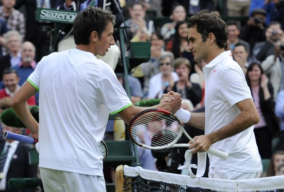 Stahovski, felicitat de ilustrul său învins, Roger Federer, la Wimbledon 2013 (FOTO: EPA)