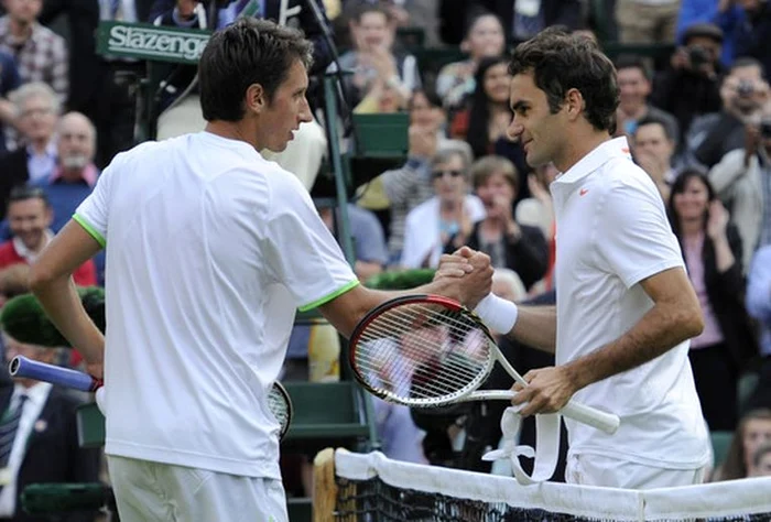 Stahovski, felicitat de ilustrul său învins, Roger Federer, la Wimbledon 2013 (FOTO: EPA)