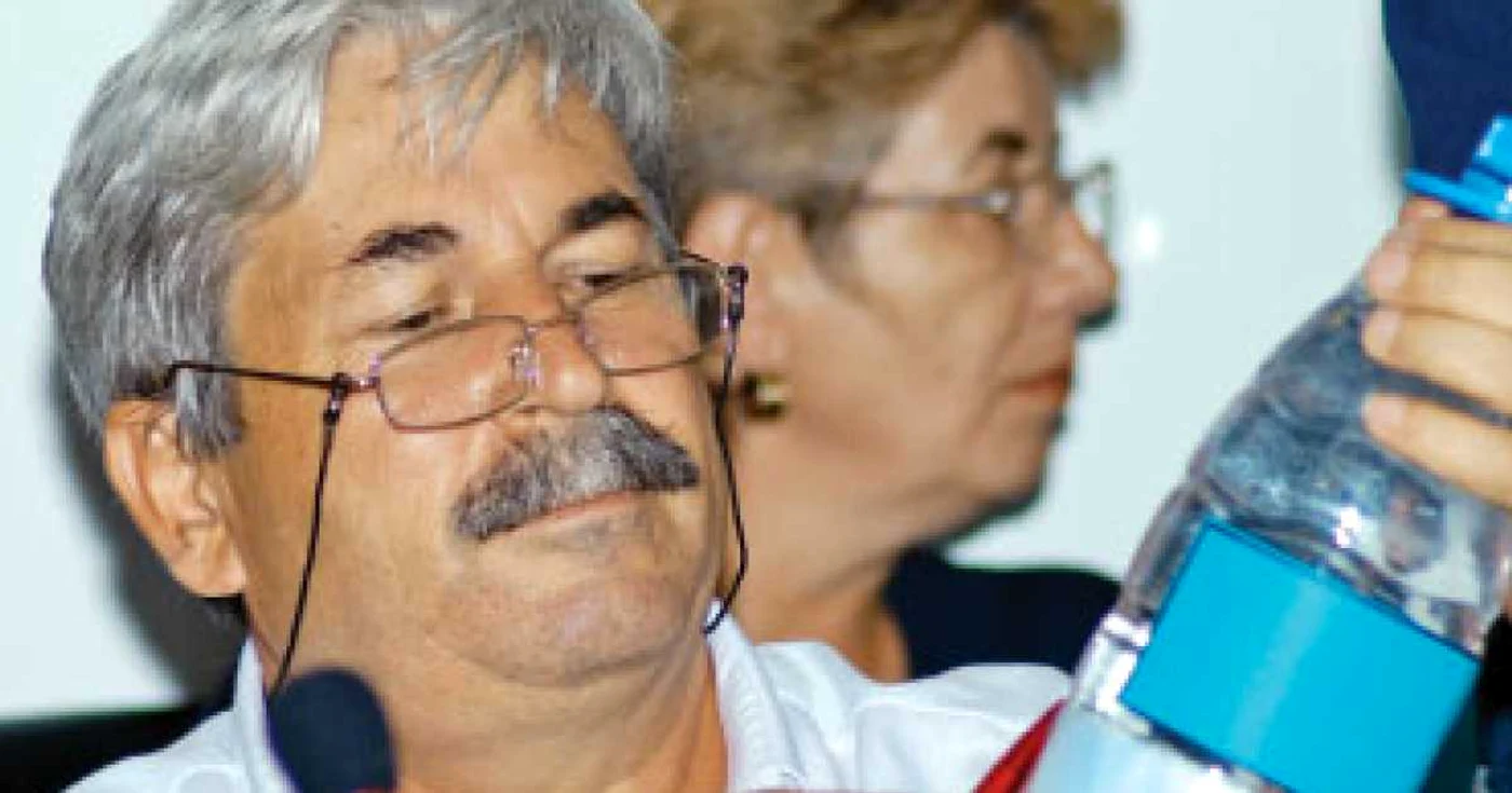 Apă la robinet cu fier şi plumb în exces