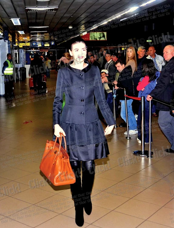 Moni a fost ieri cu Irinuca la plimbare, la piscină şi la restaurant (Fotografii: Lexar)