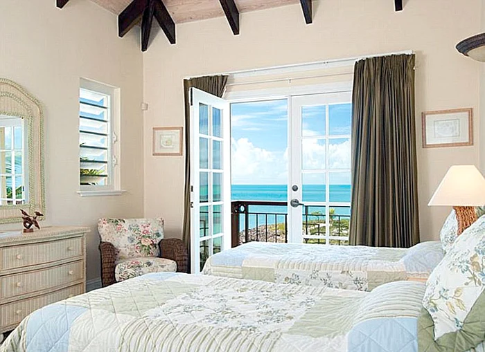 Din dormitorul lui vedea marea