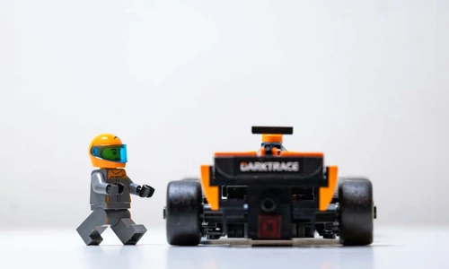 Poza de cover  Ghid complet  Descopera cum sa surprinzi un pasionat de Formula 1 cu cadouri tematice! Un pilot in miniatura care merge spre monopostul de Formula 1, LEGO (1) jpg
