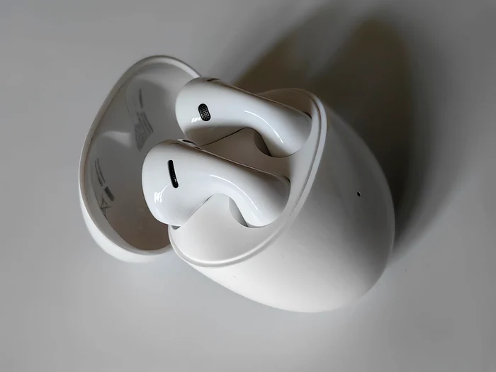 Căștile HUAWEI FreeBuds 5 în carcasă, varianta Ceramic White.