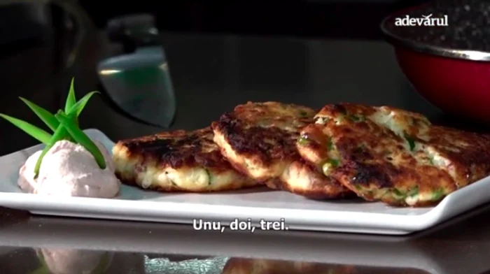 Chiftele din piure cu cașcaval și ceapă verde