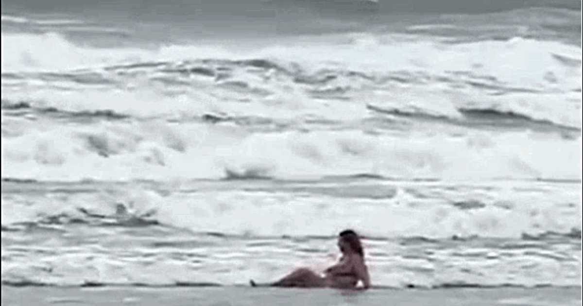 O femeie s-a filmat pe plajă la Mamaia, în ciuda temperaturii de doar 8 grade!