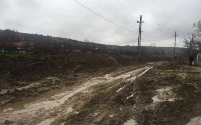 Toate uliţele din Cleanov sunt pline de gropi şi noroi 